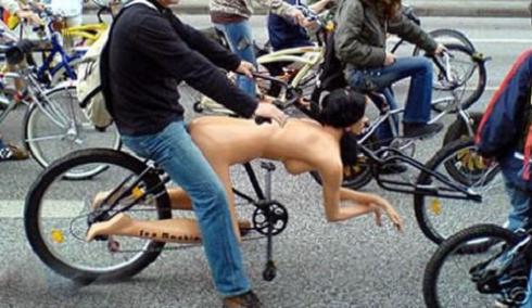 Mädchen nackt auf dem fahrrad